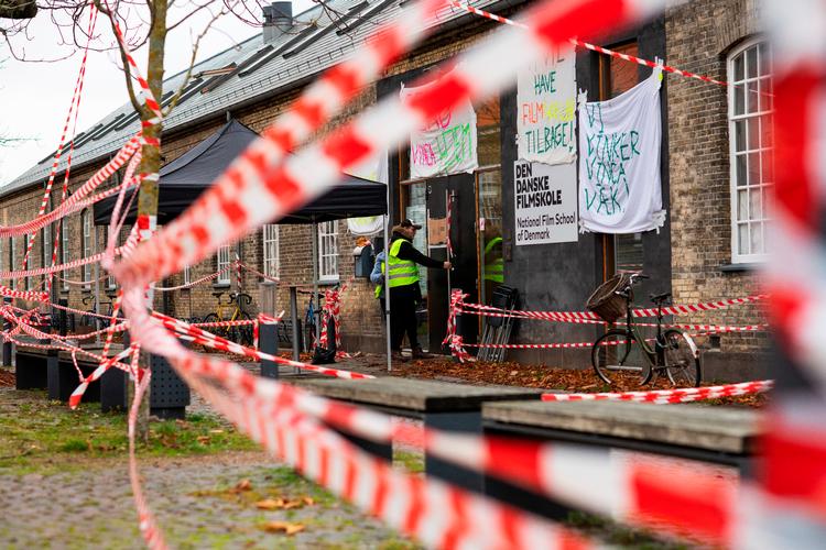 Blokaden foran Den Danske Filmskole fortsætter. Eleverne blokerer indgangen og kræver rektor Vinca Wiedemanns afgang. Foto: Gregers Tycho  Foto: Gregers Tycho/Ritzau Scanpix