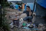 Forholdene for migranterne og flygtningene, som kommer til Grækenland, har været stærkt kritiseret. Nu oplyser den græske regering, at den lukker tre lejre - på Lesbos, Chios og Samos -  og åbner nye. På billedet ses lejren. Migranter har etableret improviserede lejre udenfor hegnene, de såkaldte Jungler, hvor de bor under ekstremt primitive forhold. Her ses en 30-årig iransk mand.  Foto: Jacob Ehrbahn/POLFOTO