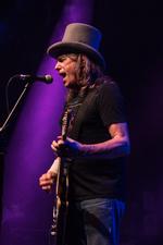 Høj i hatten, men snart fortid på scenerne: Dan Baird er draget ud på sin afskedsturné, her fra en koncert i England. Foto: Trudy Knight