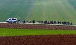Migranter eskorteres af tysk politik til et registreringscenter, efter at de har krydset grænsen fra Østrig til fods i 2015. Foto: REUTERS/Michael Dalde   Foto: Michael Dalder/Ritzau Scanpix