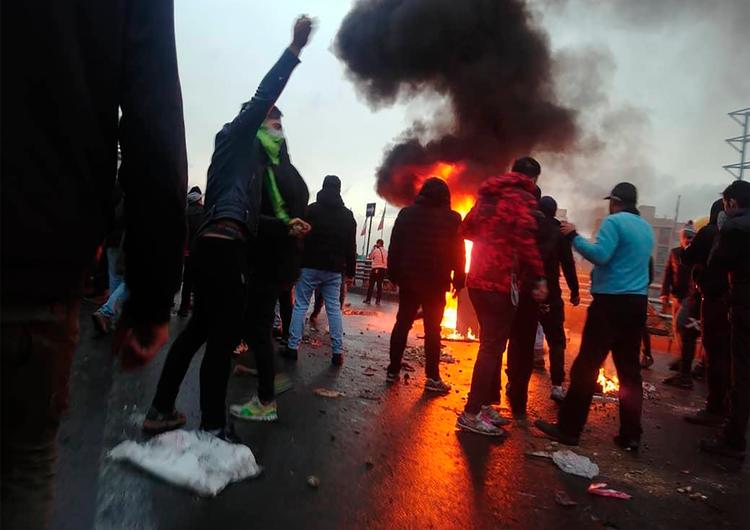 Iranske demonstrationer har bredt sig, siden præstestyret i weekenden besluttede at hæve benzinpriserne dramatisk.
) per annum. (Photo by - / AFP)
   Foto: -/Ritzau Scanpix