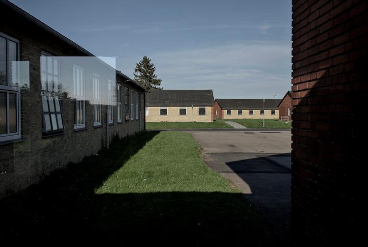 Udrejsecenter Sjælsmark har længe været omdiskuteret i dansk politik. Nu har regeringen valgt at flytte børnefamilierne du af til april. Men hvordan nåede vi her til? Foto: Miriam Dalsgaard/POLFOTO