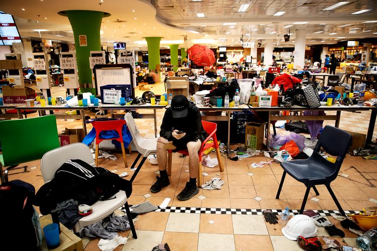 En gruppe demonstranter har slået sig ned i kantinen på det polytekniske universitet i Hongkong. Efter flere dages besættelse hersker der et syndigt rod.   Foto: Jacob Ehrbahn