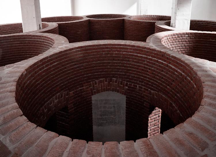 Kirkebys skulptur 'Nordhorn' set oppefra. Den består af syv tre meter høje cylindre, der omkranser en ottende. Det er meningen, at man kan bevæge sig ind i den og udforske rummet.  Foto: Jan Liégeois