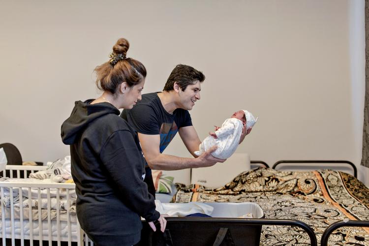 Vahid Rahmati og hans kone Neda med deres nyfødte datter, der skal hedde Maja.
Foto er taget i 2018
   Foto: Miriam Dalsgaard/POLFOTO