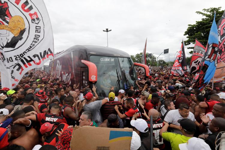 Sådan så det ud, da bussen med Flamengo-spillere forsøgte at køre til lufthavnen i Rio de Janeiro med kurs mod Lima. Foto: Sergio Moraes/Ritzau Scanpix