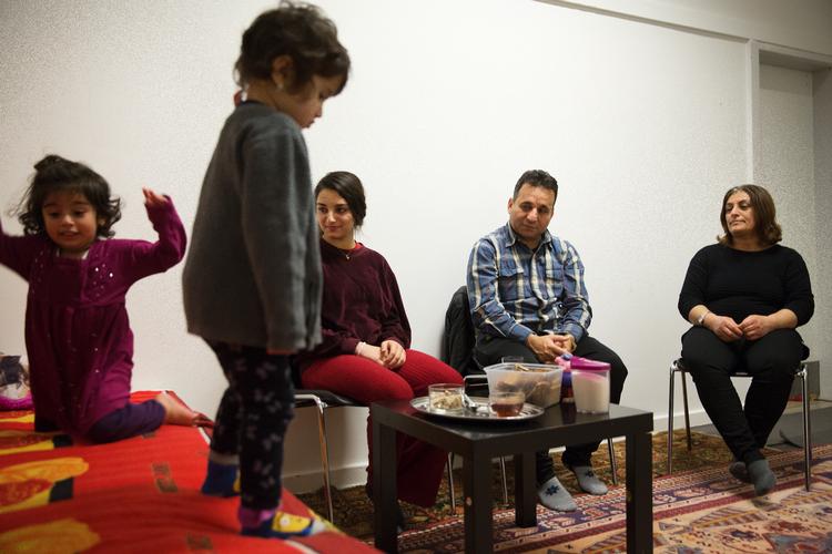 Familien Gholami fra Iran har boet på Sjælsmark i et år. Faren Ali Gholami skal flere gange forsikres om, at virkelig kan passe, at familien skal flytte fra det omdiskuterede udrejsecenter. Foto: Thomas Borberg/POLFOTO