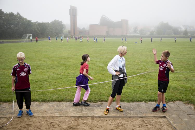 Børn skal bevæge sig, og derefter er det godt med et bad. Men mange dropper det sidste og kan udvikle unaturligt forhold til deres krop. (arkivfoto) Foto: Janus Engel/POLFOTO