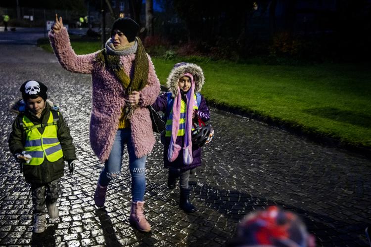 Torsdag morgen er børnene på Sjlælsmark tidligt oppe og på vej i skole.
   Foto: Jens Hartmann Schmidt/POLFOTO