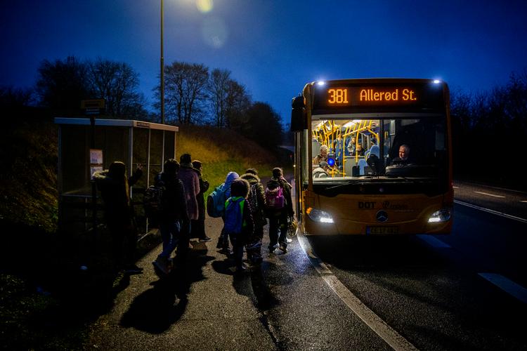 Børnene på Udrejsecenter Sjælsmark kan komme ud til april. Her er nogle af dem på vej med skolebussen. Foto: Jens Hartmann Schmidt/POLFOTO