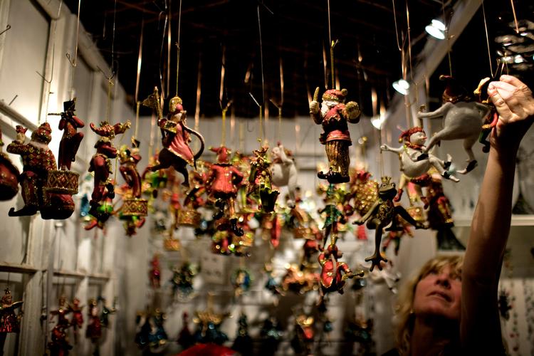 Julemarked i den Grå Hal på Christiania er et af de mest eksotiske, hvor gamle venner mødes år efter år for at finde anderledes juledekorationer og -gaver..

   Foto: Jonas Pryner Andersen/POLFOTO