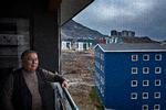 Fra sin altan, hvor Lars-Emil Johansen har en god udsigt over Nuuk og bugten, råder den tidligere  landsstyreformand sine landsmænd til at holde hovedet koldt, selv om de er smigret over amerikanernes interesse for deres land. . Foto: Martin Lehmann/POLFOTO