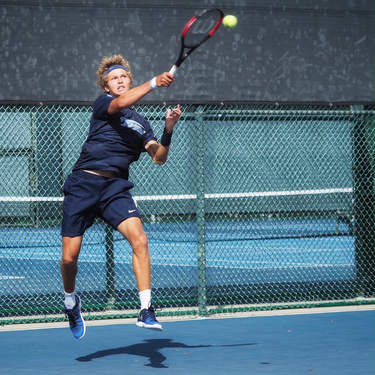 August Holmgren er sikker på, at han udvikler sig til en bedre tennisspiller i USA, end hvis han var blevet hjemme.  Foto: Tom Stuart/University of San Diego 