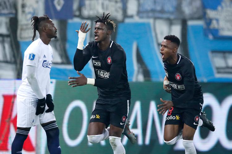 24-årige Sory Kaba (i midten) fra Guinea spillede sin bedste kamp mod FCK. Til venstre ses Dame N'Doye, der ærgrede sig over øretæven.   Foto: Jens Dresling