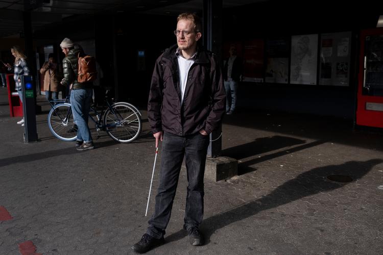 Brian Fyhn, 48 årig og meget svagtseende, er efter Cityringen og 1As omlægning helt holdt op med at bruge bussen. I stedet går han ned til Valby station og bruger S-toget. Arkivfoto:  Mikkel Hørlyck