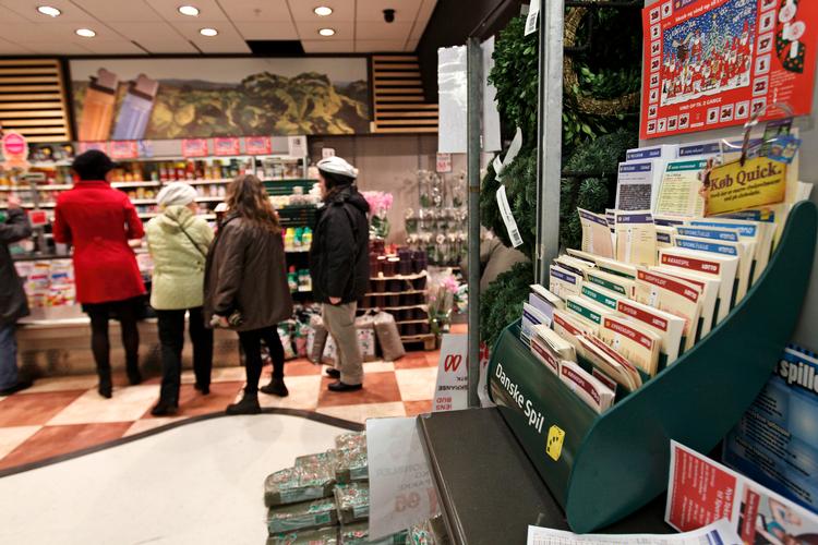 Fra næste år skal man vise et særligt spilkort som legitimation, hvis man vil oddse, altså vædde penge om et sportsresultat. Foto: Jens Dresling/POLFOTO