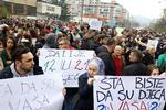 »Lever vi i det 12. eller det 21. århundrede?« spurgte en af demonstranterne på sit skilt i Sarajevo. Fotos, der angiveligt viser mishandlede børn på et børnehjem, udløste torsdag protester i byen. Foto: Str/Ritzau Scanpix
