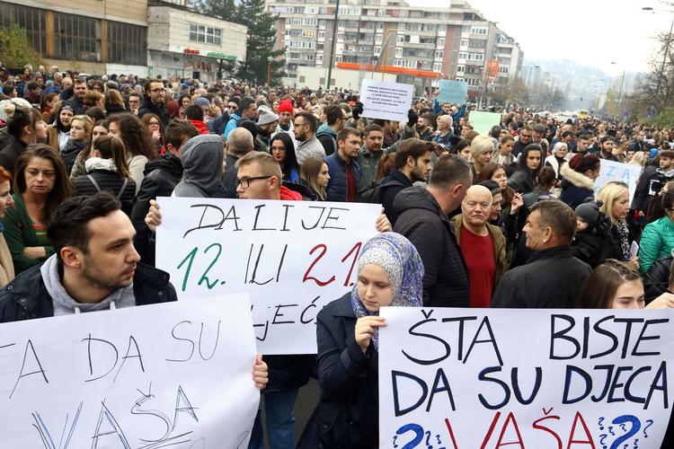 »Lever vi i det 12. eller det 21. århundrede?« spurgte en af demonstranterne på sit skilt i Sarajevo. Fotos, der angiveligt viser mishandlede børn på et børnehjem, udløste torsdag protester i byen. Foto: Str/Ritzau Scanpix