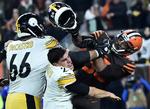 Cleveland Browns' Myles Garrett hamrer hjelmen ned i hovedet på Pittsburgh Steelers' Mason Rudolph efter at have taget den af ham. Det bliver nu straffet med en lang pause.   Foto: Ken Blaze/Ritzau Scanpix