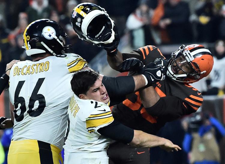 Cleveland Browns' Myles Garrett hamrer hjelmen ned i hovedet på Pittsburgh Steelers' Mason Rudolph efter at have taget den af ham. Det bliver nu straffet med en lang pause.   Foto: Ken Blaze/Ritzau Scanpix