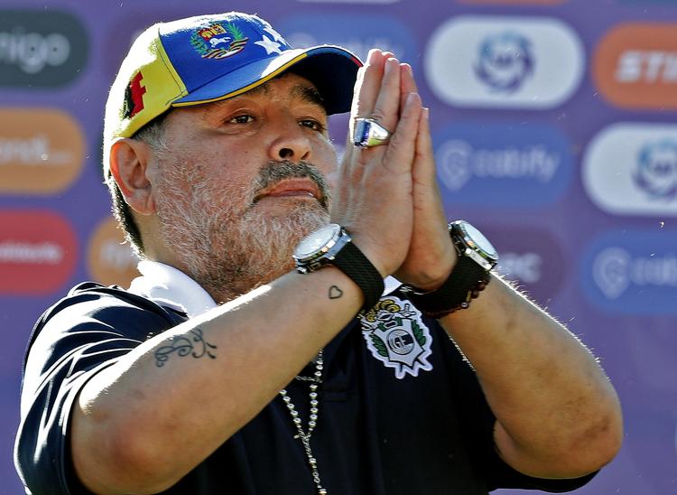 De groteske hændelser omkring Diego Maradona er endeløse. Nu fortsætter han alligevel som træner efter netop at have sagt op.   Foto: Alejandro Pagni/Ritzau Scanpix
