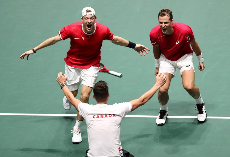 Denis Shapovalov (tv.) og Vasek Pospisil jubler med deres Davis Cup-kaptajn efter kvartfinalesejren over Australien.
   Foto: Sergio Perez/Ritzau Scanpix