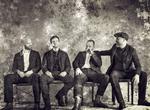Coldplay ser 100 år gamle ud på billede, men søger på deres ottende album kun små tyve år tilbage til deres oprindelige lyd, der er mere håndspillet rock end synth-behandlet pop.  