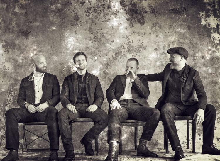Coldplay ser 100 år gamle ud på billede, men søger på deres ottende album kun små tyve år tilbage til deres oprindelige lyd, der er mere håndspillet rock end synth-behandlet pop.  