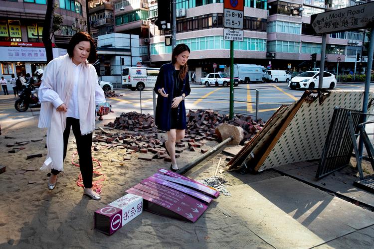 Der er stadig ikke ryddet helt op efter de hårde kampe i Hongkongs gader omkring det Polytekniske Universitet. Så fodgængere må se sig for.  Foto: Jacob Ehrbahn/POLFOTO