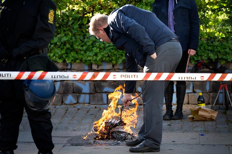 Stram Kurs' Rasmus Paludan har flere gange brændt koranen af ved sine demonstrationer, her på Sankt Hans Torv på Nørrebro.
   Foto: Finn Frandsen/POLFOTO