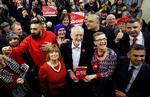 
Jeremy Corbyn og resten af Labour håber på, at de mange unge, der registrerer sig til det kommende valg, betyder flere stemmer til Labour. 
   Foto: Phil Noble/Ritzau Scanpix