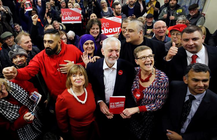 
Jeremy Corbyn og resten af Labour håber på, at de mange unge, der registrerer sig til det kommende valg, betyder flere stemmer til Labour. 
   Foto: Phil Noble/Ritzau Scanpix