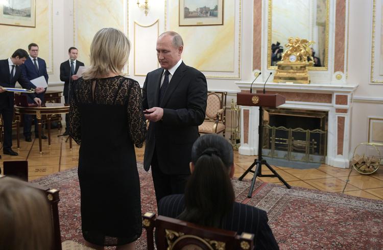 Vladimir Putin uddeler en ordre til en enke efter et af ofrene fra ulykken med den avancerede atomdrevne raket.  Foto: Sputnik/Ritzau Scanpix