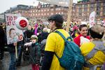 
 Pia Olsen Dyhr interviewes midt i fredagens forældredemonstration med krav om minimumsnormeringer. 
   Foto: Thomas Borberg/POLFOTO