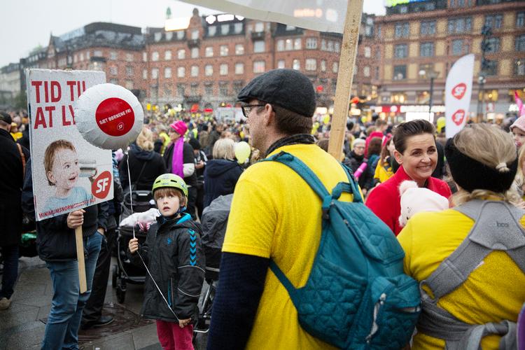 
 Pia Olsen Dyhr interviewes midt i fredagens forældredemonstration med krav om minimumsnormeringer. 
   Foto: Thomas Borberg/POLFOTO
