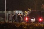 Københavns Vestegns Politi i gang med  aktionen i Herlev i går. 
   Foto: pressefotos.dk/Ritzau Scanpix