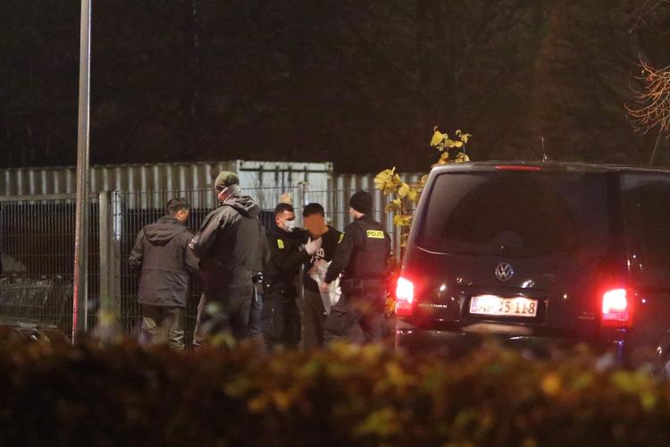 Københavns Vestegns Politi i gang med  aktionen i Herlev i går. 
   Foto: pressefotos.dk/Ritzau Scanpix