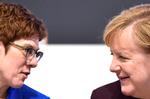 Lederen af CDU, Annegret Kramp-Karrenbauer (tv.) sammen med partiets kansler Angela Merkel.  Foto: Matthias Rietschel/Ritzau Scanpix