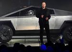 Teslas topchef, Elon Musk, ved præsentationen af modellen Cybertruck i Hawthorne, Californien. Bilens ruder skulle være umulige at knuse, men som det ses på billedet, var det svært for Musk at fnide en passende grimasse, da det viste sig ikke at være tilfældet.  Foto: Robert Hanashiro/Ritzau Scanpix