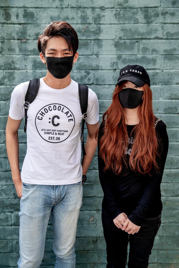 Virgil Tan og Kitty Tang var ikke tidligere politisk interesserede. Men nu håber de, at valget i dag vil blive en afklapsning til Hongkongs politiske leder, Carrie Lam. Foto: Jacob Ehrbahn/POLFOTO