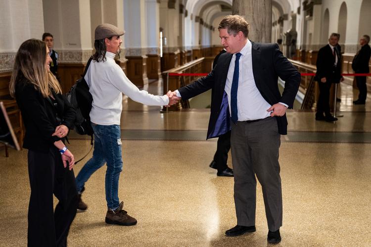 Politiopbuddet var massivt, da Stram Kurs holdte Rigskongres på Christiansborg, hvor partileder Rasmus Paludan tog imod mødedeltagerne uden for Landstingssalen.  Foto: Martin Sylvest/Ritzau Scanpix