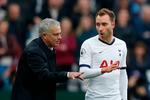 José Mourinho føler sig ikke helt sikker på, at Christian Eriksen ønsker at tilhøre Tottenham-truppen i fremtiden, og derfor benytter han ligesom sin forgænger i managerstolen kun danskeren som reserve.   Foto: Adrian Dennis/Ritzau Scanpix