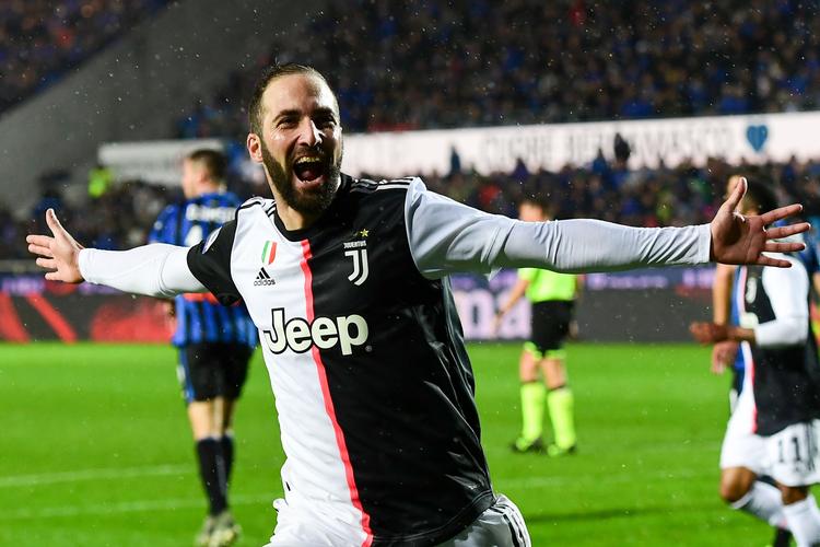 Med to scoringer fik Gonzalo Higuaín lørdag fyldt pladsen efter Cristiano Ronaldo godt ud under besøget hos Atalanta.
   Foto: Miguel Medina/Ritzau Scanpix