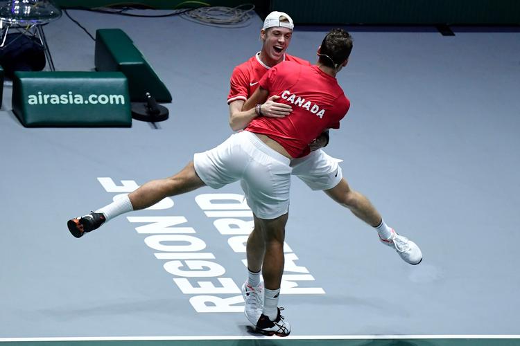 Canadas Denis Shapovalov og Vasek Pospisil tager en sejrsdans efter doublens triumf mod Rusland i Davis Cup-finalen lørdag i Madrid.   Foto: Javier Soriano/Ritzau Scanpix