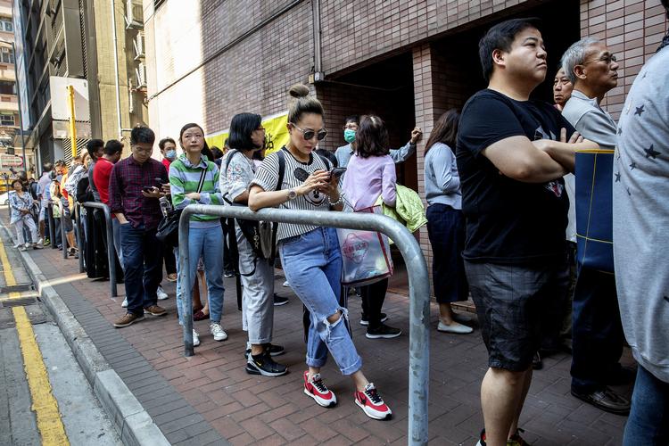 Vælgerne har hele dagen stået i lange køer i Hongkong for at stemme. Foto: Jacob Ehrbahn/POLFOTO