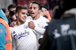 Pieros Sotiriou (tv.) blev den store helt for FC København i Parken, da han kom ind fra bænlken og scorede to mål. Her bliver han omfavnet  anfører Carlos Zeca. Foto: Niels Christian Vilmann/Ritzau Scanpix
