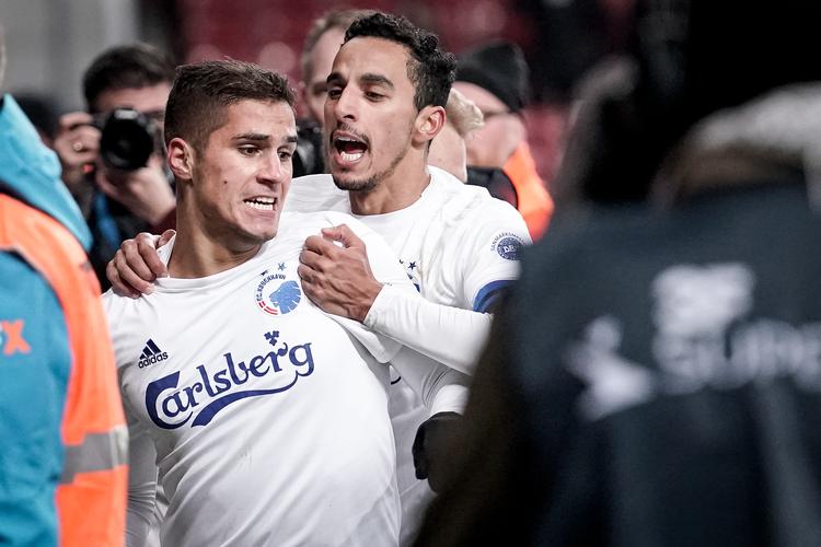 Pieros Sotiriou (tv.) blev den store helt for FC København i Parken, da han kom ind fra bænlken og scorede to mål. Her bliver han omfavnet  anfører Carlos Zeca. Foto: Niels Christian Vilmann/Ritzau Scanpix