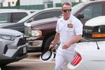 Edward Gallagher ved ankomsten til retssalen i San Diego i juli. Præsident Trumps og det konservative USA's støtte har i de seneste dage betydet, at han undgår degradering og kan forlade Navy Seals med alle rettigheder trods modstand fra elitekorpsets øverste chef.
  
   Foto: Sandy Huffaker/Ritzau Scanpix