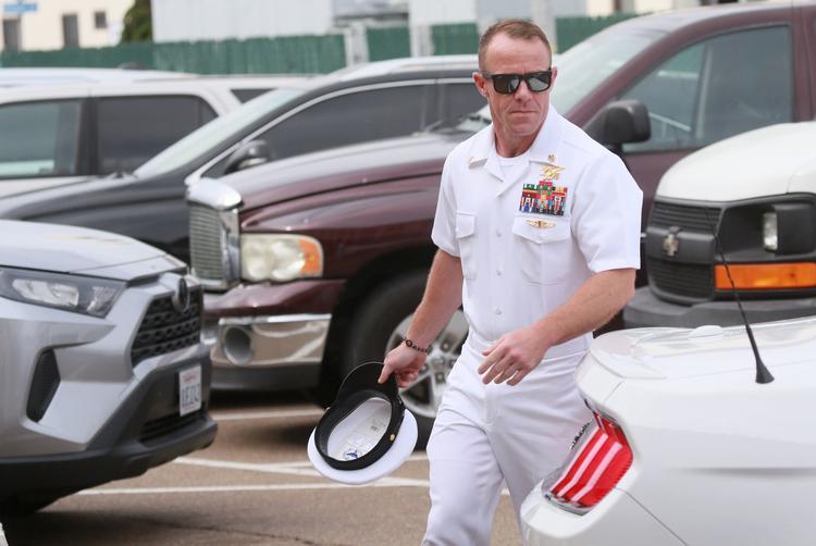 Edward Gallagher ved ankomsten til retssalen i San Diego i juli. Præsident Trumps og det konservative USA's støtte har i de seneste dage betydet, at han undgår degradering og kan forlade Navy Seals med alle rettigheder trods modstand fra elitekorpsets øverste chef.
  
   Foto: Sandy Huffaker/Ritzau Scanpix