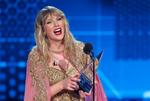 En, to tre, nej hele seks priser kunne den 29-årige amerikanske popstjerne Taylor Swift gå hjem med efter prisuddelingen til årets American Music awards.  Foto: Mario Anzuoni/Ritzau Scanpix